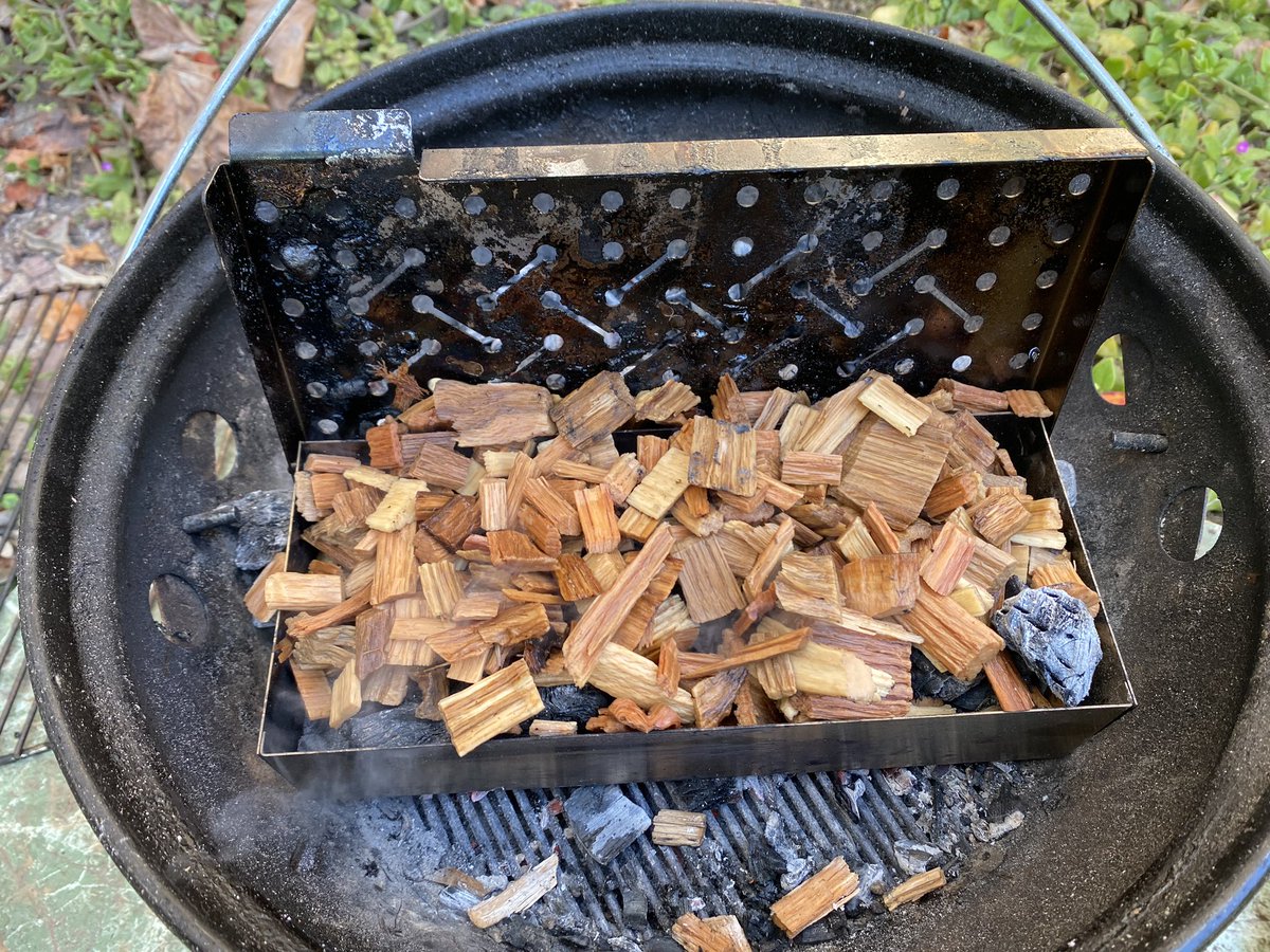 cuinadiscreta's tweet photo. Al principi semblava que no tirava i que les fustes mullades havien apagat massa el carbó, però al final s’ha animat! 🔥 ja va bé que la temperatura sigui més aviat baixa, volem fumar i no coure.

Mentrestant hem fet un vermutet i hem menjat la resta de l’arròs d’ahir :) https://t.co/uSQgZj2GTP