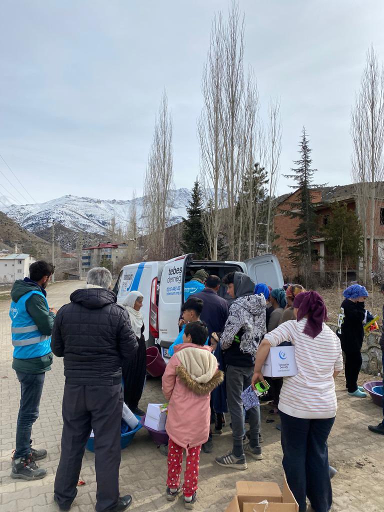 TebessumDernegi's tweet photo. Desteklerinizle, depremzede vatandaşlarımıza hijyen, kadın, çocuk, erkek seti ve kumanya dağıtımlarımız devam ediyor.
📍#Kahramanmaraş #Değirmendere #Ericek #Karadut köylerinde yardımlarımızı ulaştırdık. https://t.co/09OVkX2oc5