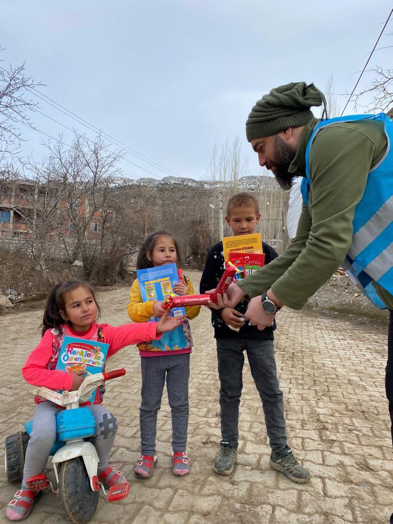 TebessumDernegi's tweet photo. Desteklerinizle, depremzede vatandaşlarımıza hijyen, kadın, çocuk, erkek seti ve kumanya dağıtımlarımız devam ediyor.
📍#Kahramanmaraş #Değirmendere #Ericek #Karadut köylerinde yardımlarımızı ulaştırdık. https://t.co/09OVkX2oc5