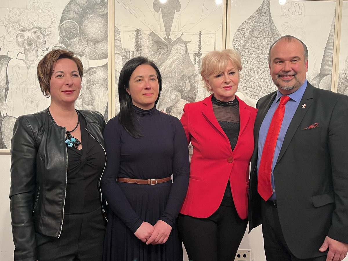CroatianinAT's tweet photo. Unter dem Titel „Wunderfinder“ wurde am Freitag im Haus der Kultur #infeld in Halbturn d Ausstellung 🇭🇷 Art Brut aus der Sammlung des Museums für zeitgenössische Kunst @MSUZagreb eröffnet. Gratulation an #ZdenkaInfeld & Kuratorin #BilopavlovićBedenik zur spannenden Ausstellung. https://t.co/nANOllDkdi