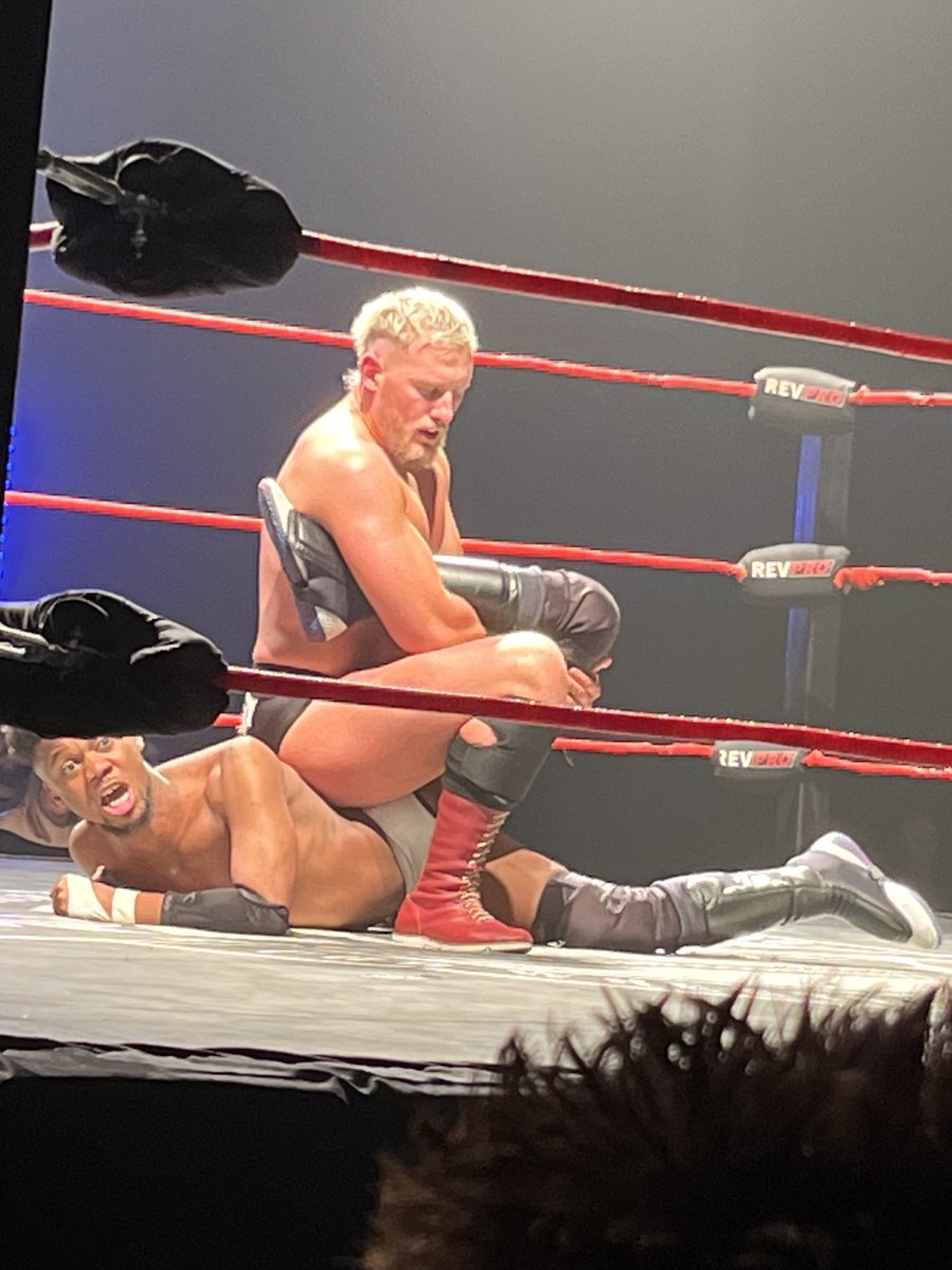 vivconduit441's tweet photo. 昨日のレボプロ、Stevenage大会
ゲイブリエル・キッド&レオン・スレーターvsマイケル・オク&キャメロン・カイ。ゲイブとレオン・スレーターの息もピッタリでオク組を余裕で攻めて圧勝‼️
#revprouk #gabrielkidd #leonslater #ojmo #njpw https://t.co/vevDrMhGOM