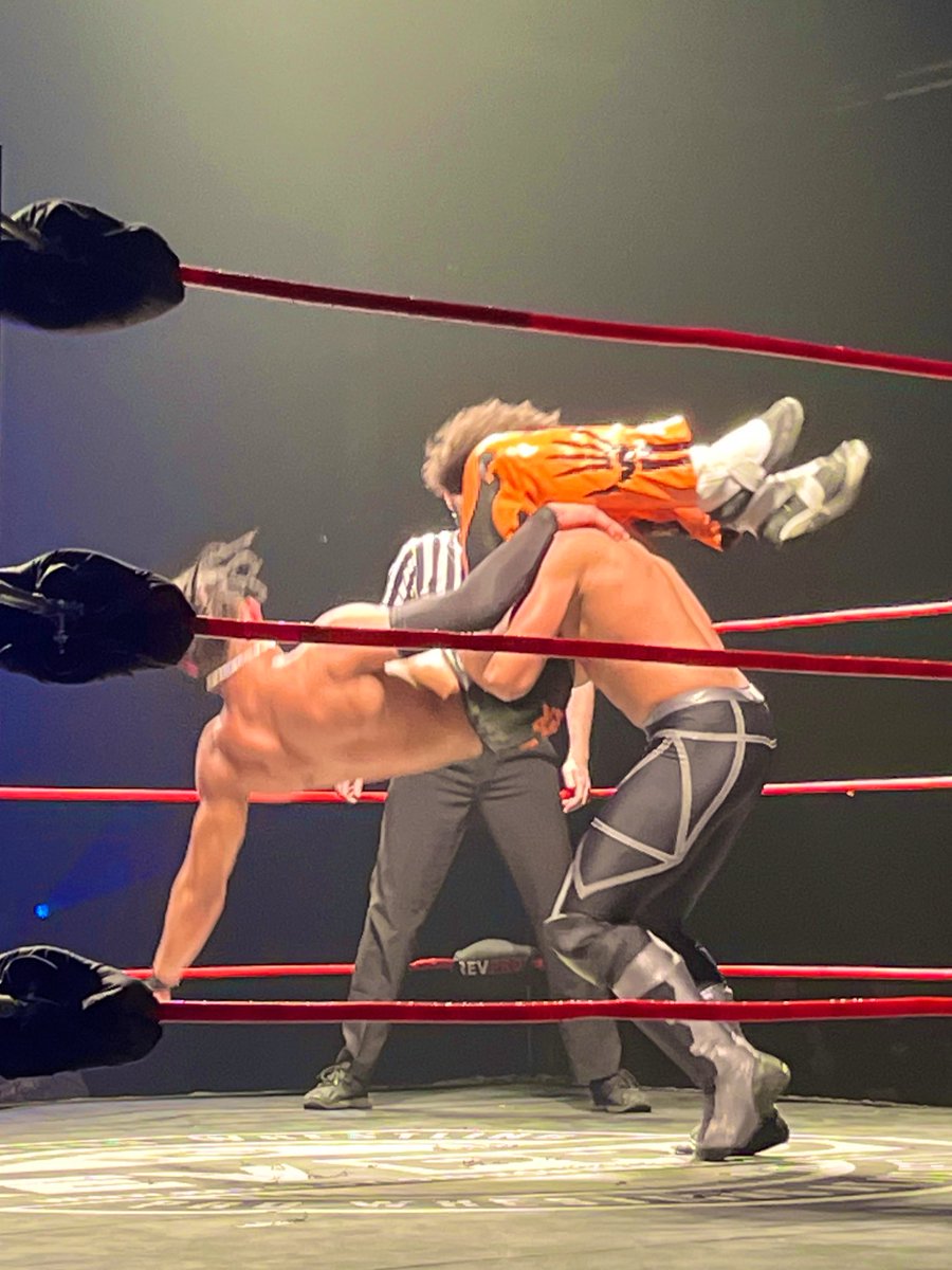 vivconduit441's tweet photo. 昨日のレボプロ、Stevenage大会
ゲイブリエル・キッド&レオン・スレーターvsマイケル・オク&キャメロン・カイ。ゲイブとレオン・スレーターの息もピッタリでオク組を余裕で攻めて圧勝‼️
#revprouk #gabrielkidd #leonslater #ojmo #njpw https://t.co/vevDrMhGOM
