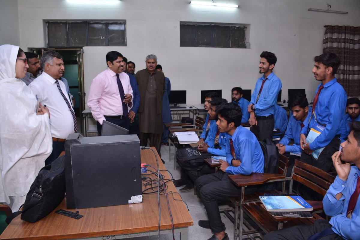 punjab_tevta's tweet photo. The Secretary ICI&amp;SD Mr. Ehsan Bhutta Visited GCT Faisalabad along Regional Director North. The Principal briefed him about Academic Programs &amp; Projects. The Secretary ICI&amp;SD observed classes,  visited practice labs, &amp; interacted with students. https://t.co/MvwcVbZ5Iq