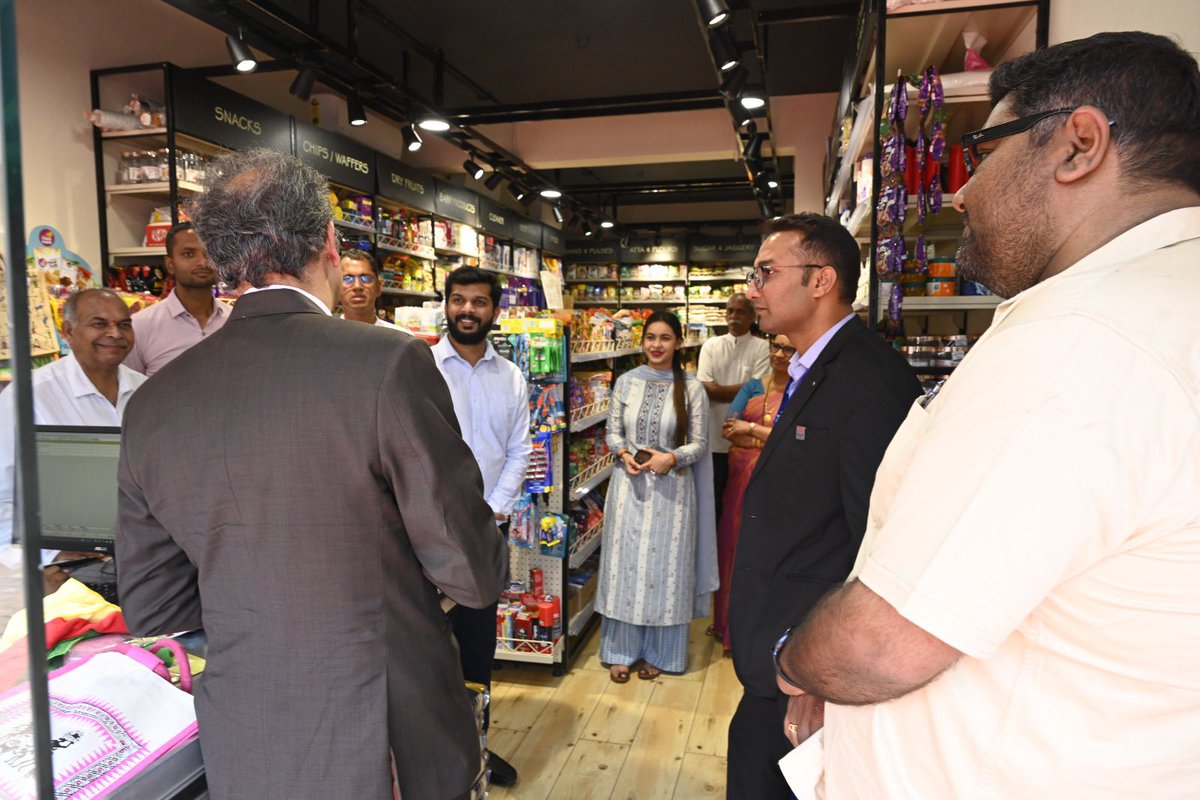 #Goa , Now shop for #fuel and daily Grocery needs at our Best in Class #HappyShop at your favorite <a href="/hpcl/">Hindustan Petroleum Corporation Limited</a> petrol pump in Ponda. Launched by Sh. CH Srinivas, CGM -WZ in presence of  SRM- Vasco <a href="/jindalhpc/">Prince Jindal</a> and dealers.
#Delivering_Happiness 
<a href="/hpcl_retail/">Mera HP Pump</a> <a href="/Rg03Goel/">Rajeev Goel</a> <a href="/srinihp1970/">ch srinivas</a>