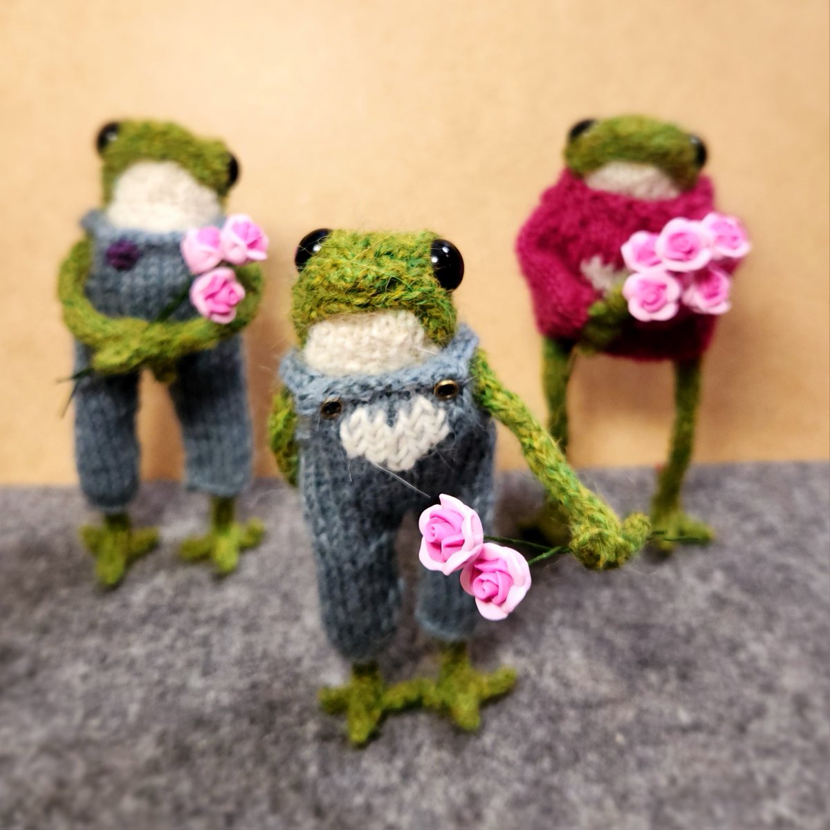 KissItBett3r's tweet photo. The spring forward clock change is always so hard. But the frog friends hope you have a good day anyways... and have some flowers for you.
🌹🐸⏰🌹🐸⏰🌹🐸⏰
DM to order a frog friend of your own!
#FrogFriends #Knitting #DotPebblesFrog https://t.co/IPUAptwp6f