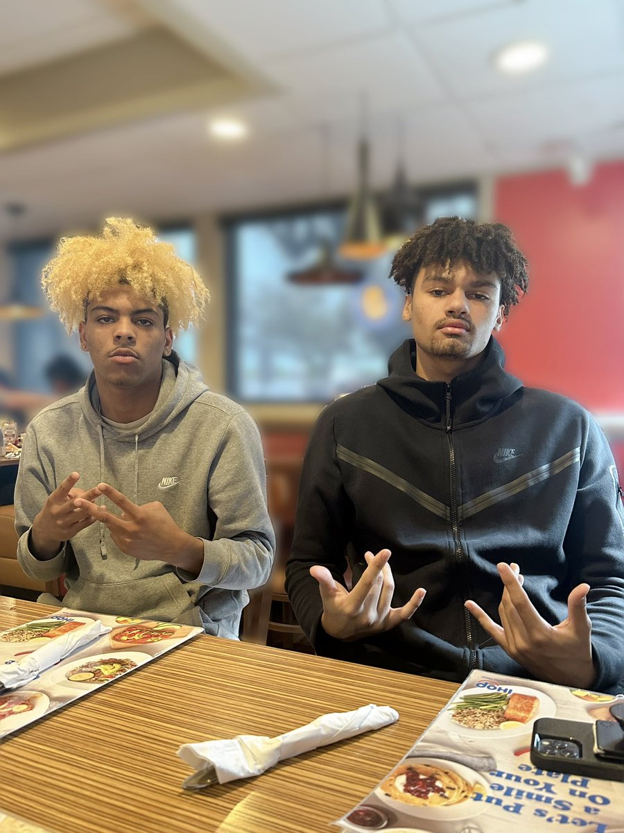 ShellBell1128's tweet photo. @kabron_lewis &amp; @Aidan_Clark22 Ready to start their day …. Ready to start this season…. 🖐️ @Coach_J_Walk @Crab5Basketball #PracticeToday #Friendships  #MoreThanBasketball #BrothersForLife https://t.co/3dru4Xd2Ga
