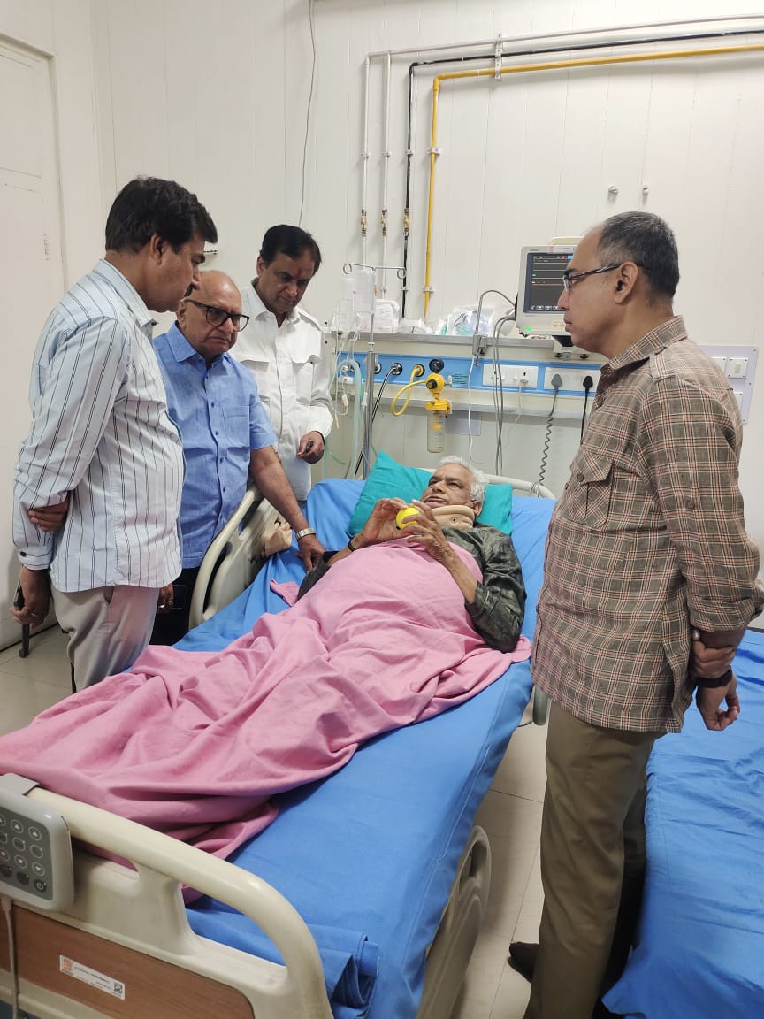 एसएमएस अस्पताल में भर्ती डॉक्टर श्री <a href="/DrKirodilalBJP/">Dr. Kirodi Lal Meena</a> मीणा जी से मुलाकात कर उनकी कुशलक्षेम पूंछी। साथ ही पूर्व प्रदेशाध्यक्ष श्री अशोक परनामी जी, पूर्व मंत्री श्री राजपाल सिंह शेखावत जी, श्री श्रीचंद कृपलानी जी मौजूद रहे।

#NarendraModi #BJP4IND #DrKirodiLalMeena #BJPRajasthan