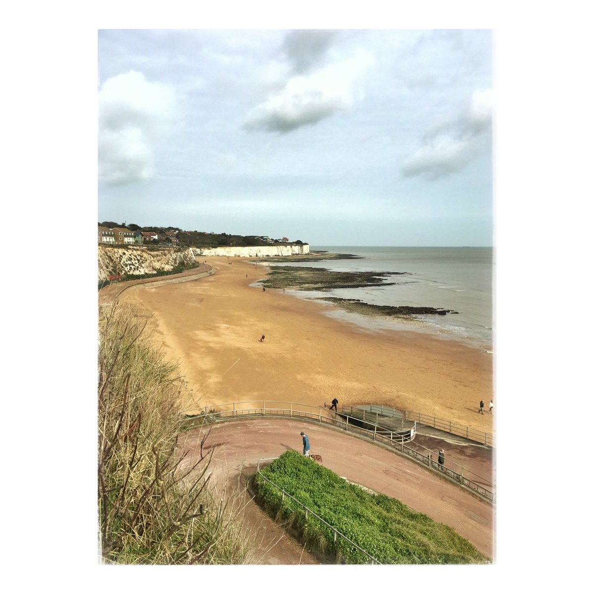 The view on the way this mornings shoot in #Broadstairs, was so nice out I had to document it. #seaside #dogwalkers #Kent #coastline #landscapephotography #England