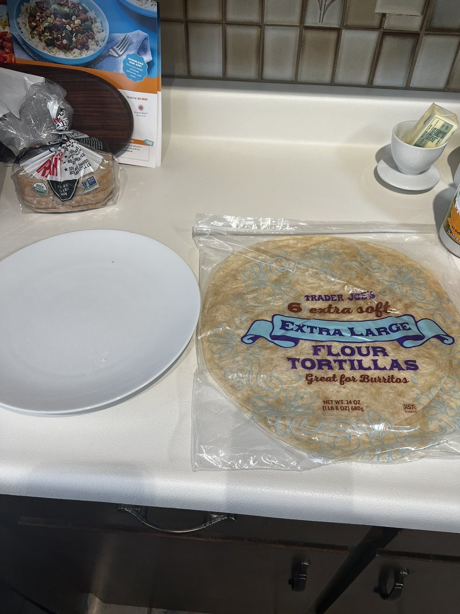 jfropitz's tweet photo. @AnyFishAnyTime @FinchinABQ Dinner plate for scale. Huge https://t.co/MJhMQXgGuu
