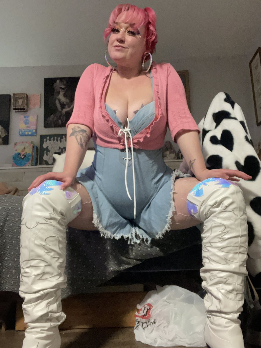 LillithLondon's tweet photo. Just a space cowgirl looking to wrangle a few earth bulls to take back to the mothership 😇 https://t.co/xmWmtpHj02