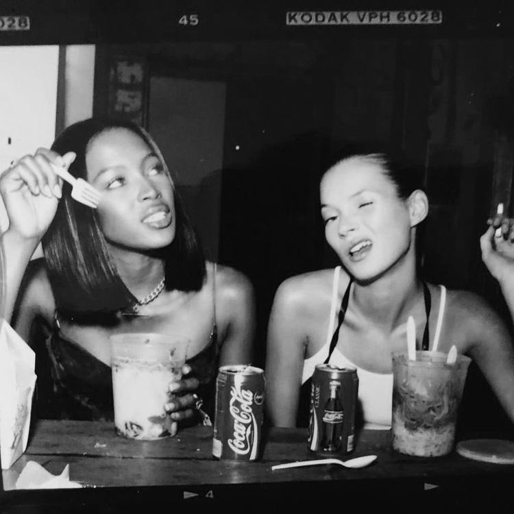 naomi campbell and kate moss being supermodel bffs