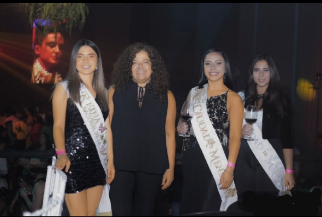 noravicario's tweet photo. #VendimiaParaTodos "Vuelta al origen"
Con esta gran fiesta, cerramos el calendario oficial la Vendimia 2023. Felicitaciones a los nuevos representantes de #VPT , a todo el equipo de @GabrielCanci por la 27°Edición, y al equipo del Auditorio Ángel Bustelo. 👏👏👏 https://t.co/kPyQ1XP9r6