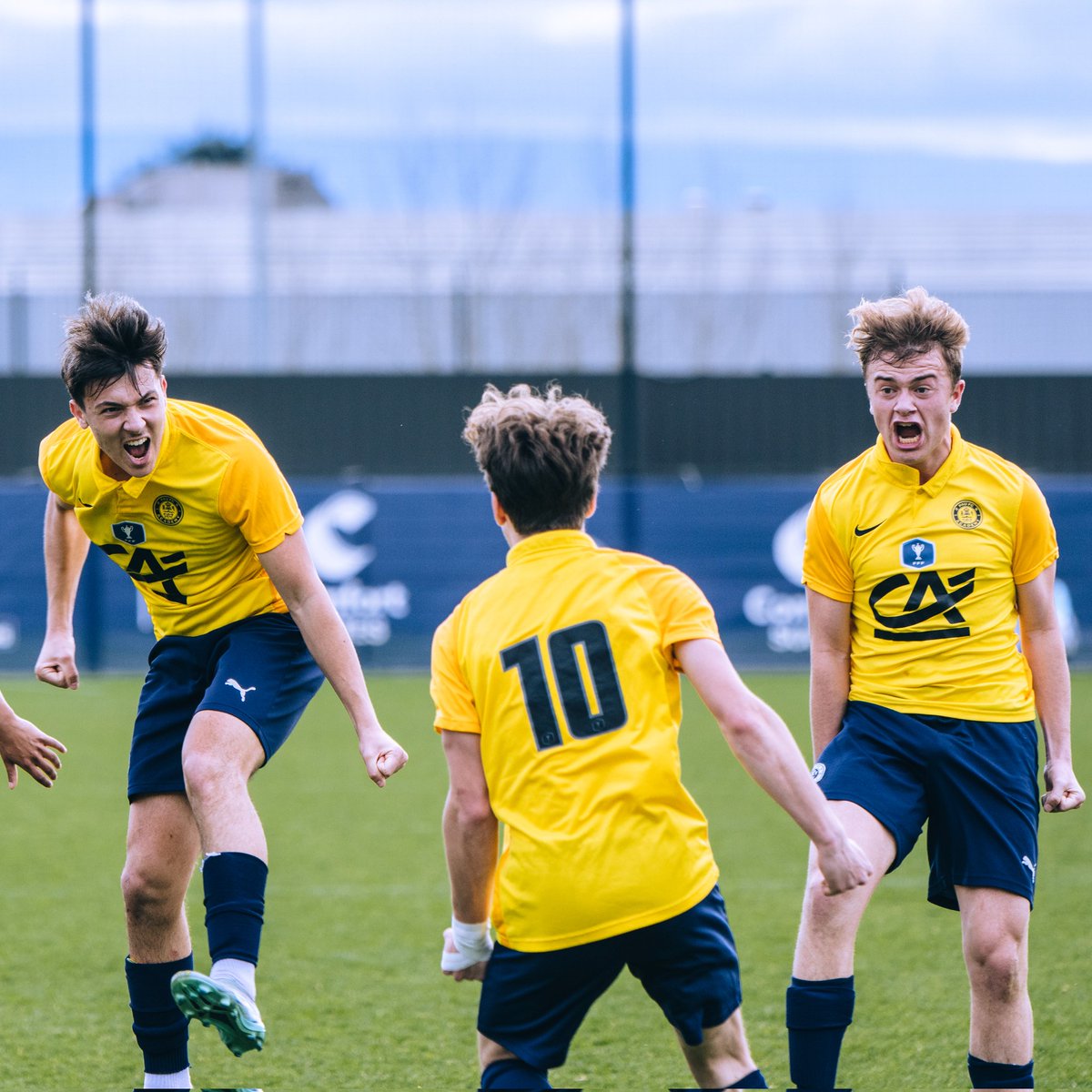 PauFootballClub's tweet photo. Vous ne rêvez pas : Nos U18 sont en demies de @GambardellaFFF
😍😍

Tout une ville est fière de vous les gars, BRAVO 💛💙

#PauFCAcademy https://t.co/6Qv5hkD2lM