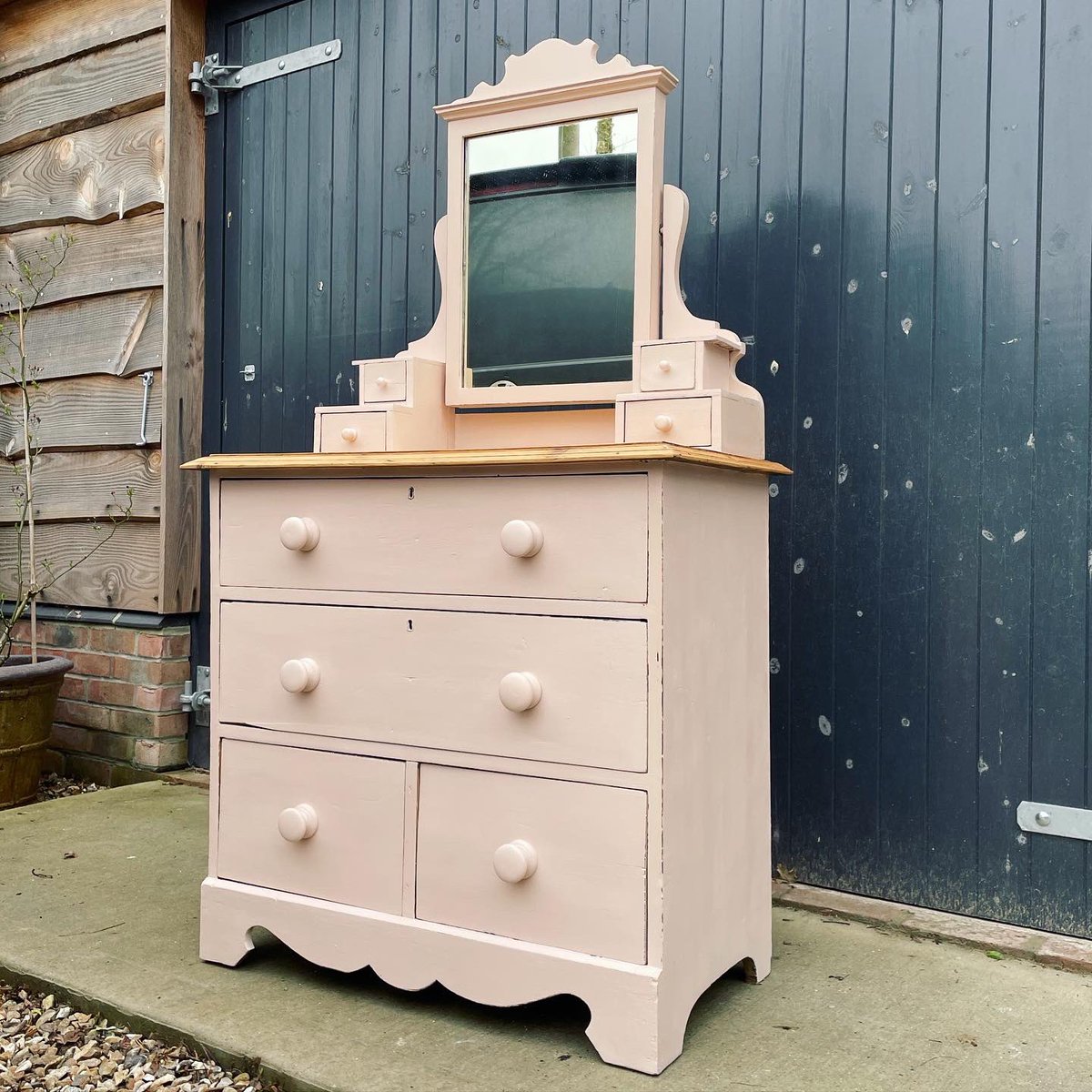 Sweet little painted antique pine dressing table with plenty of drawers 😍 #rwf #reworkedfurniture #pine #dressingtable #chestofdrawers #paintedfurniture #antique #dorset