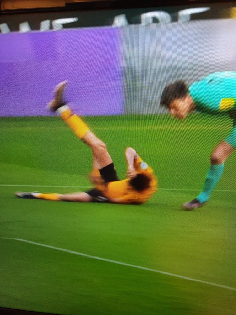 This was the most obvious penalty in the Prem Lge this season. An outrageous decision to let @NewcastleUtd_FC keeper Nick Pope get away with this. If I was a @Wolves fan I'd be livid ..