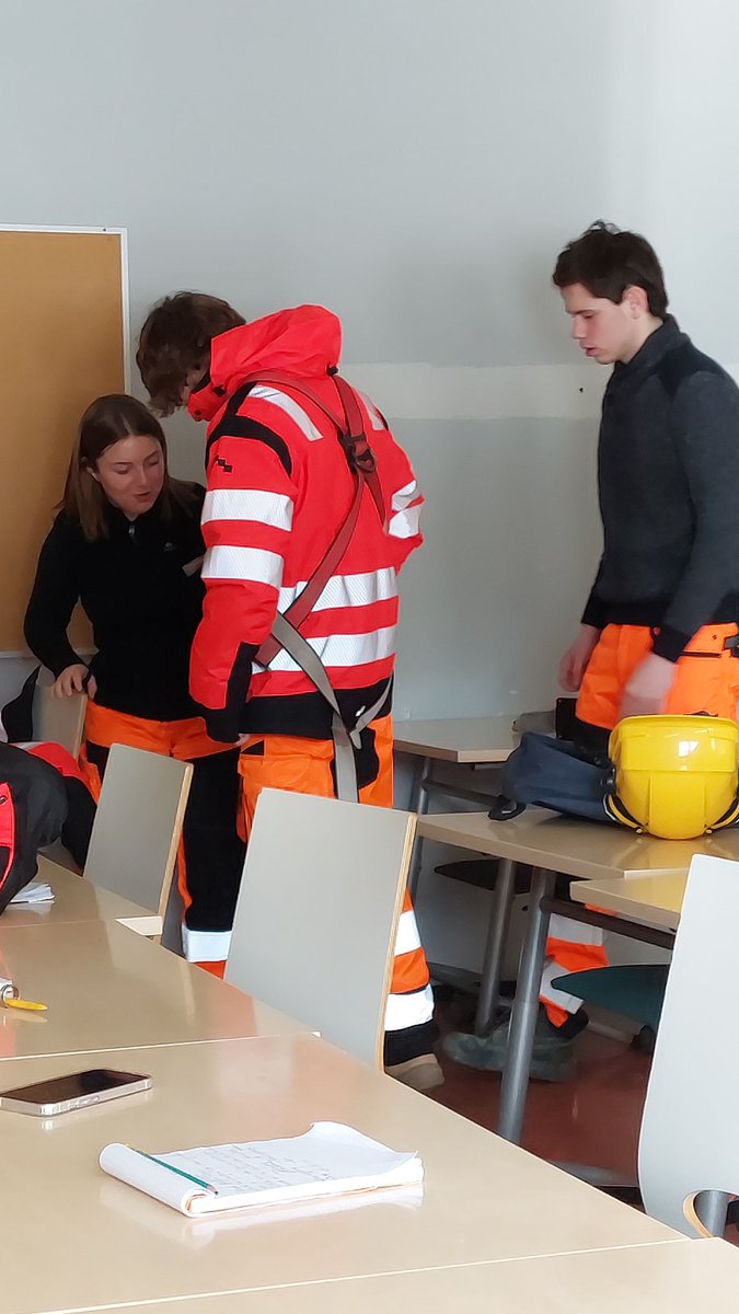 LP25_PAPErasmus's tweet photo. Suite de la 1ere semaine : formation sécurité au travail et travail en hauteur 1ère partie. Week-end au bord et SUR la Baltique gelée @ErasmusBfc @LyceePAP @drareicbfc A suivre 🌧❄️☀️🦺 https://t.co/0XGprVIvWA