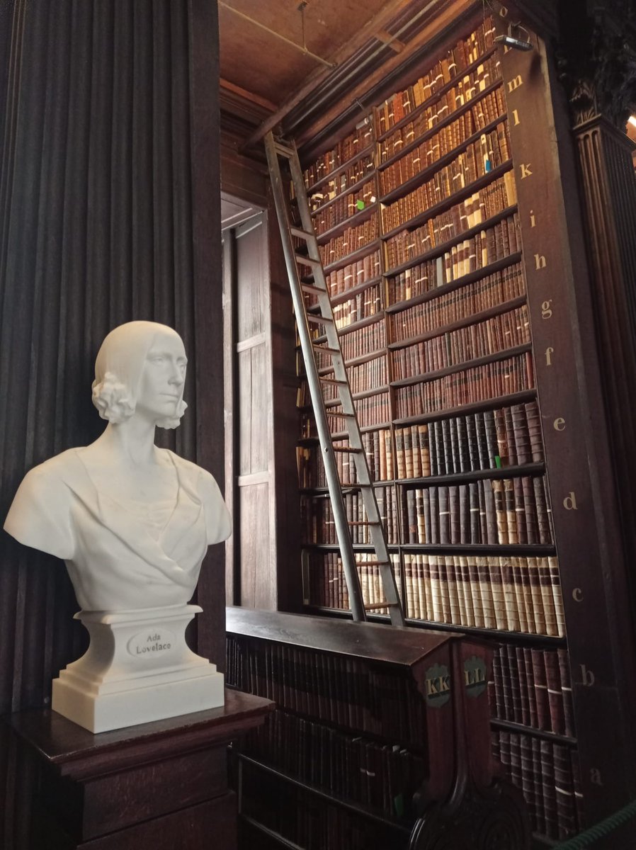 bonaparterasmus's tweet photo. Visite de Trinity college à Dublin.
L'odeur typique du mélange de vieux livres et de bois usés par le temps.
Une ambiance chaleureuse d'une autre époque, sans écrans! https://t.co/gnGvVXvil6