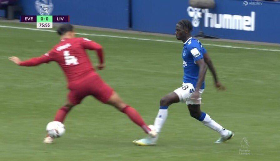 AbsoluteBruno's tweet photo. Anthony Taylor gave Van dijk a yellow for this tackle and sent off Casemiro for winning the ball

Make it make sense😂 https://t.co/VddN4PUU3x