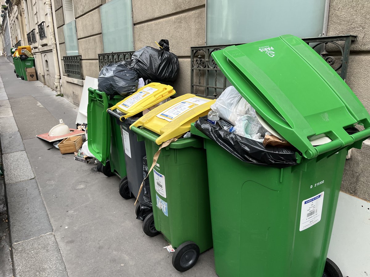 oliviagregoire's tweet image. Les ordures s’amoncellent mais la mairie de Paris ne répond pas à l’appel et s’entête dans une opposition idéologique au mépris des parisiens et de sa mission de service public.

Il est urgent de changer la gestion de la voirie. Il est urgent de réagir.