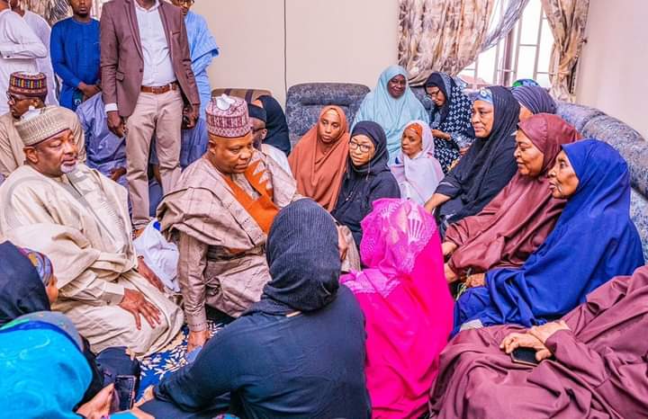 LeadershipHausa's tweet photo. Hotunan yadda zababben mataimakin shugaban kasa, Kashim Shettima ya kai ta'aziyya ga iyalan Uban kasa, Alhaji Musa Musawa a jihar Kaduna. 

Ya yi addu’ar Allah ya jikansa da Rahma yasa Aljannah firdaus makomarsa. https://t.co/utqahpQFW2