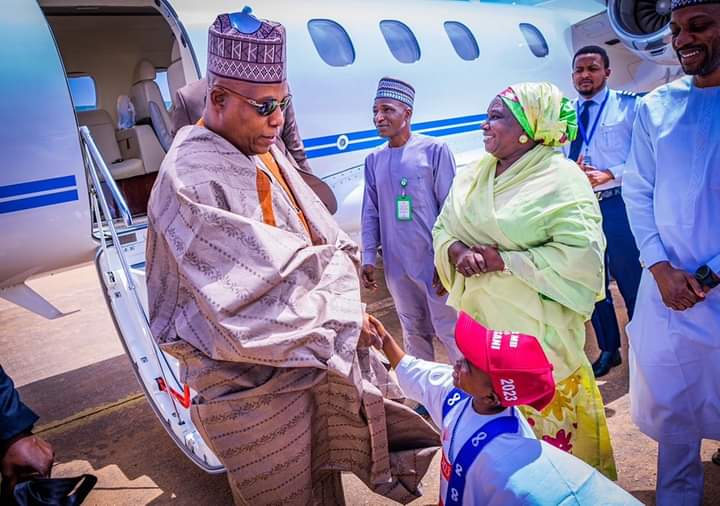 LeadershipHausa's tweet photo. Hotunan yadda zababben mataimakin shugaban kasa, Kashim Shettima ya kai ta'aziyya ga iyalan Uban kasa, Alhaji Musa Musawa a jihar Kaduna. 

Ya yi addu’ar Allah ya jikansa da Rahma yasa Aljannah firdaus makomarsa. https://t.co/utqahpQFW2