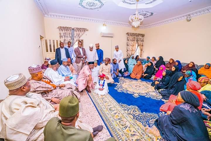 LeadershipHausa's tweet photo. Hotunan yadda zababben mataimakin shugaban kasa, Kashim Shettima ya kai ta'aziyya ga iyalan Uban kasa, Alhaji Musa Musawa a jihar Kaduna. 

Ya yi addu’ar Allah ya jikansa da Rahma yasa Aljannah firdaus makomarsa. https://t.co/utqahpQFW2