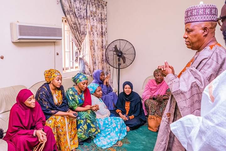 LeadershipHausa's tweet photo. Hotunan yadda zababben mataimakin shugaban kasa, Kashim Shettima ya kai ta'aziyya ga iyalan Uban kasa, Alhaji Musa Musawa a jihar Kaduna. 

Ya yi addu’ar Allah ya jikansa da Rahma yasa Aljannah firdaus makomarsa. https://t.co/utqahpQFW2