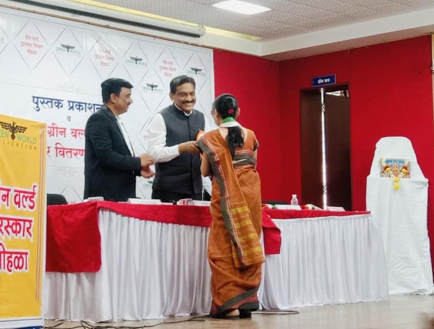 RostrumIndia's tweet photo. Green World Publication recognized our colleague Vaibhav Mogarekar with “Achievers” award for his contribution during pandemic. His work is documented in the book "Samar-Fight against Corona" written by Gautam Kotwal. Pratima Mogarekar accepted the award on behalf of Vaibhav.💐 https://t.co/bNYsuv8Owv