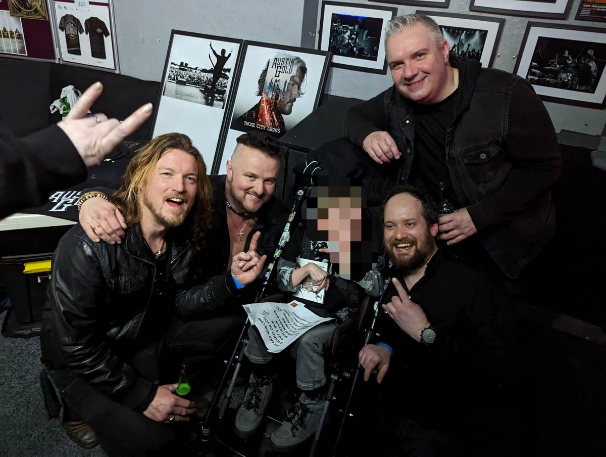 Huge shout out to Toby, our number one fan - he not only braved the snow to come and see us last night but was rocking out all night and hit the last note of each song in perfect time, every time 🤘🏻🤘🏻 what an absolute legend!
