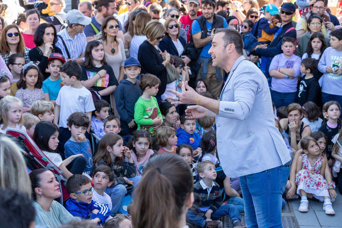 Greenpeace_And's tweet photo. ¡ #LosDomingosDelBarrioAmable han acogido está mañana a 1.000 personas bajo el lema #LaCalleEsTuya! Dejando claro al @aytoalm @Mmargarcialorca que queremos entornos escolares saludables, sostenibles y seguros, y calles abiertas y adaptadas a la infancia. Muchas gracias a todas. https://t.co/UIuQypeexK