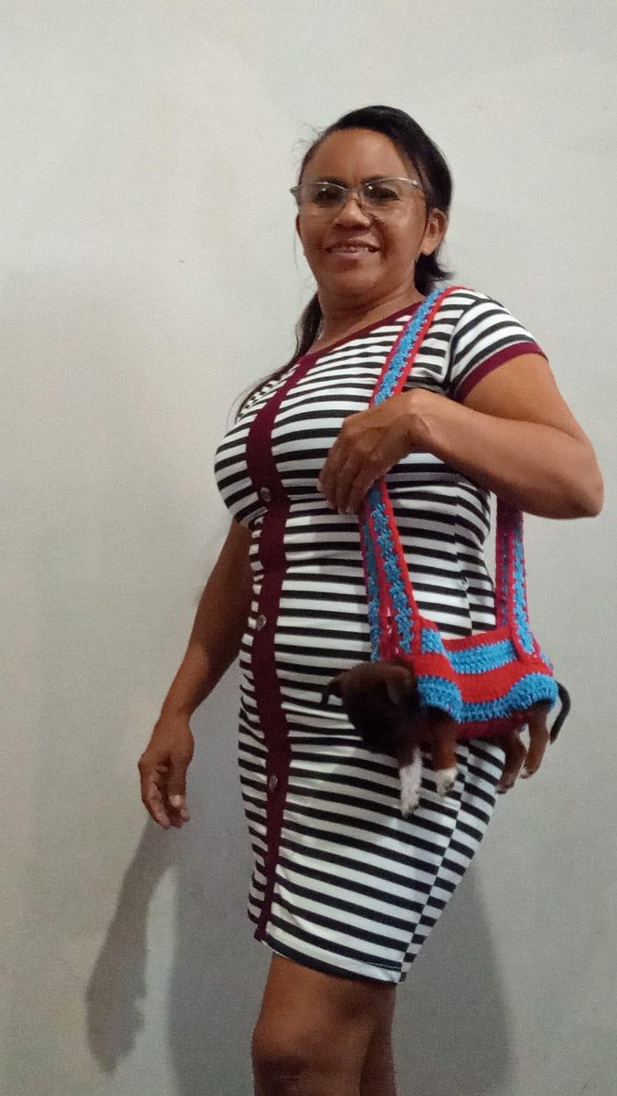 jadensmitchy's tweet photo. minha tia fez uma bolsa pra carregar o pinscher dela https://t.co/jtKrtLJN4w