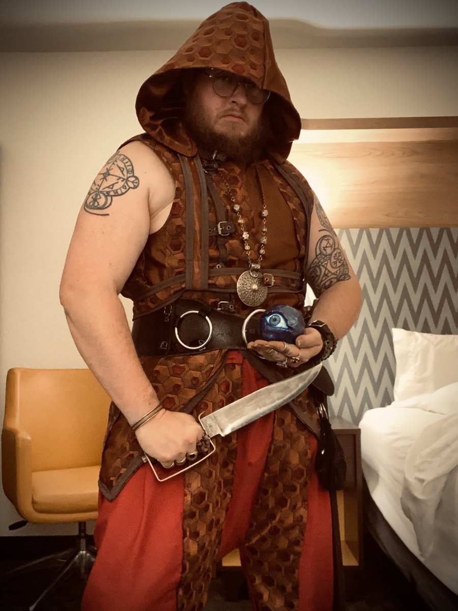 Yddryk's tweet photo. Last night’s vibe was a battle mage and his eldritch eyeball horror familiar, in a hotel room. https://t.co/Bsm4kkkLjg