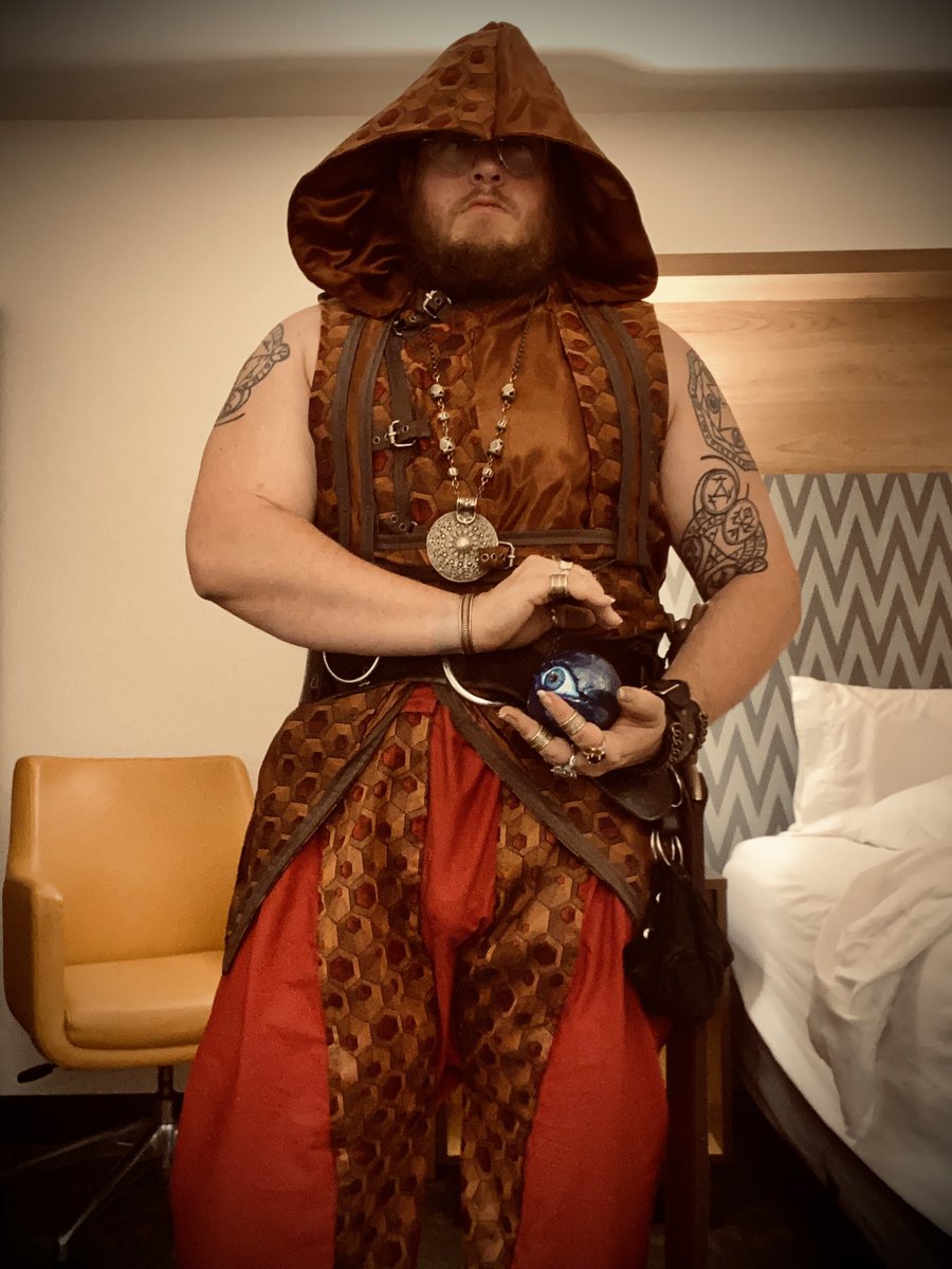 Yddryk's tweet photo. Last night’s vibe was a battle mage and his eldritch eyeball horror familiar, in a hotel room. https://t.co/Bsm4kkkLjg