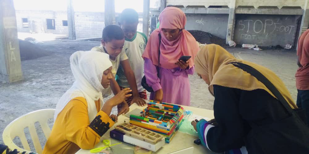 imara_comoros's tweet photo. Nos jeunes du programme senior ont initié une centaine d'enfants au codage et aux principes généraux de l'ectricité et la génération d'un circuit simple à partir de Lego, piles, fils conducteurs, hélices etc..
#GenerationSTEM @F1RSTglobal https://t.co/fISFMad5Ah