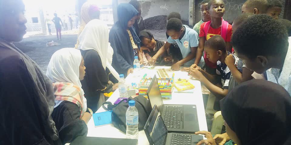 imara_comoros's tweet photo. Nos jeunes du programme senior ont initié une centaine d'enfants au codage et aux principes généraux de l'ectricité et la génération d'un circuit simple à partir de Lego, piles, fils conducteurs, hélices etc..
#GenerationSTEM @F1RSTglobal https://t.co/fISFMad5Ah