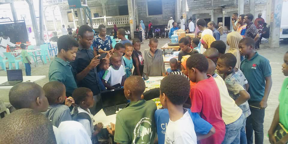 imara_comoros's tweet photo. Nos jeunes du programme senior ont initié une centaine d'enfants au codage et aux principes généraux de l'ectricité et la génération d'un circuit simple à partir de Lego, piles, fils conducteurs, hélices etc..
#GenerationSTEM @F1RSTglobal https://t.co/fISFMad5Ah