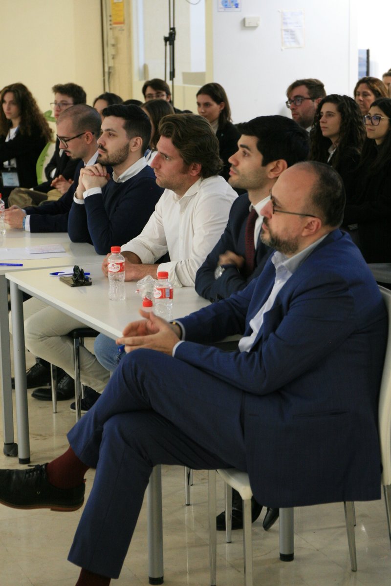 LEDU_debate's tweet photo. 👏 ¡Enhorabuena, @ESADE! Su equipo acaba de alzarse campeón del XVI Torneo de Debate de la Universidad @ufvmadrid, en una más que reñida final con sus compañeros de @uc3m / @debateuc3m, y así consigue la segunda plaza para #leducordoba23. https://t.co/4Nyxlwq83F