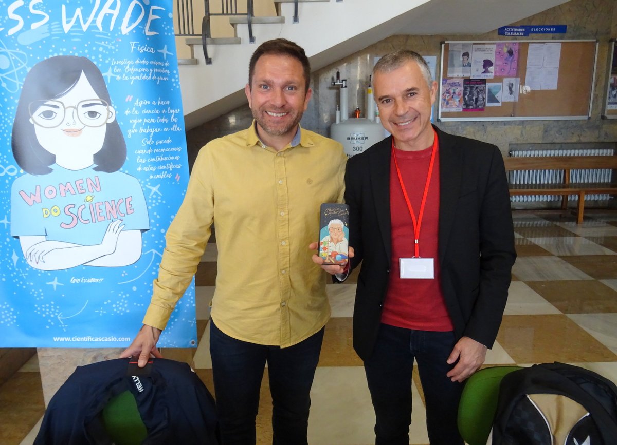 AngelAlsinaP's tweet image. Aquest cap de setmana, a les V Jornada de Educación Matemática #VJEMA (Zaragoza), m'han fet un regal preciós: una calculadora amb la carcassa de M. Antònia Canals. Moltes gràcies a #casio  per la iniciativa, i a l'organització de la jornada, per la invitació.