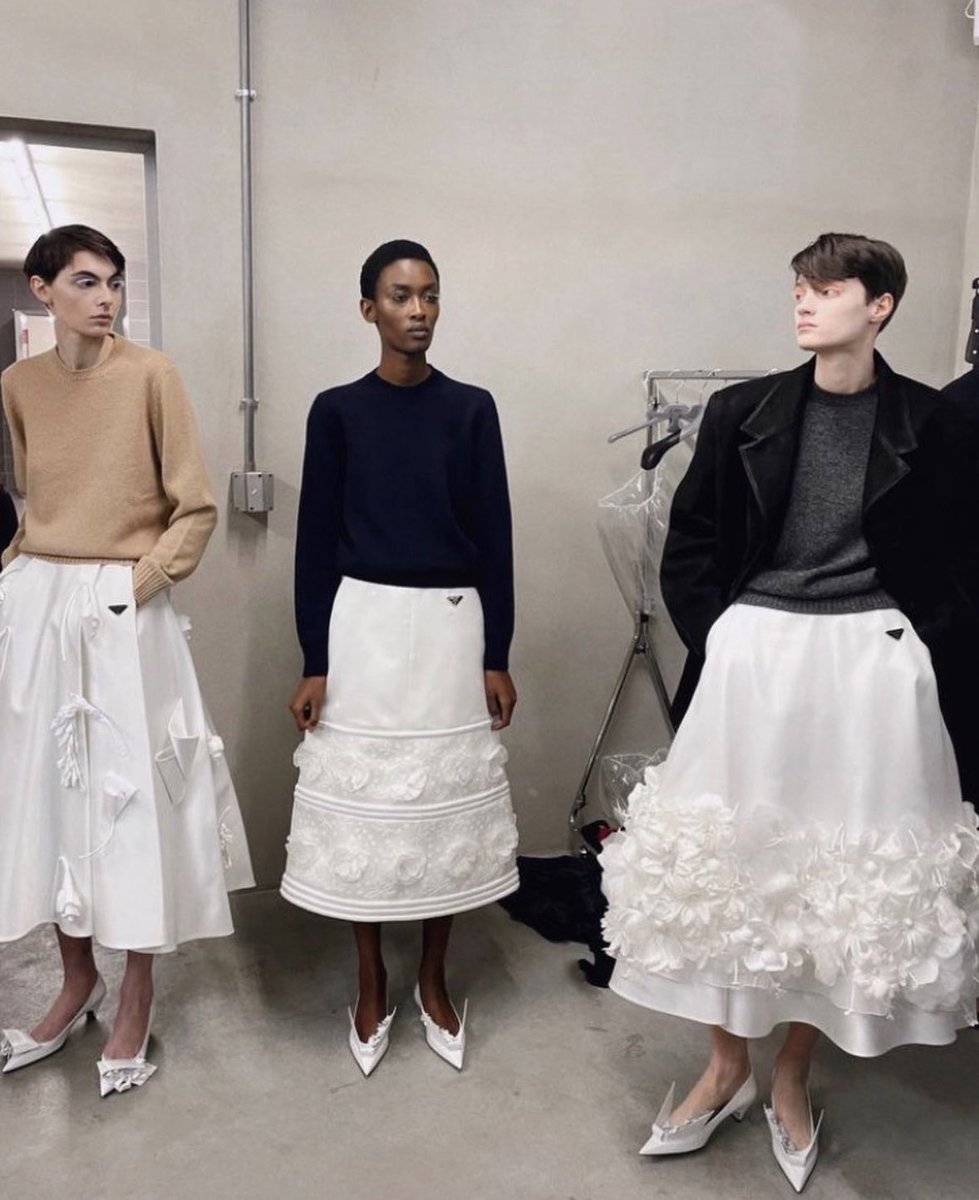 _hayekk's tweet photo. @prada fall 23 💌 #MakeTheRunwayModest https://t.co/bbdvIwcYrN
