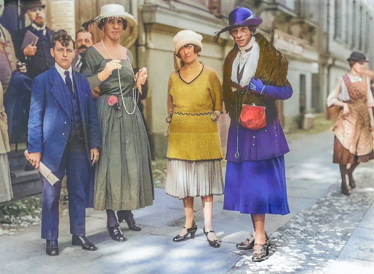 1921: four trans activists stand outside Hirschfeld's Institute for Sexual Science, 12 years before Nazis stormed the facility and burned its books. The photo is among the most captivating I've colorized/restored from the pre-war era. More from <a href="/gwenners/">Gwendolyn Ann Smith</a>: ebar.com/story.php?ch=n…