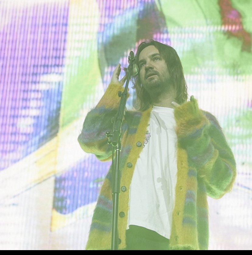 theindietorium's tweet photo. Dios, te pedí que trajeras a Tame Impala, no que vinieras tú a tocar
📸: @undercoverfanny
•
•
•
•
•
#tameimpala #kevinparker #domsimper #tameimpalamx https://t.co/OqIE4XcDva