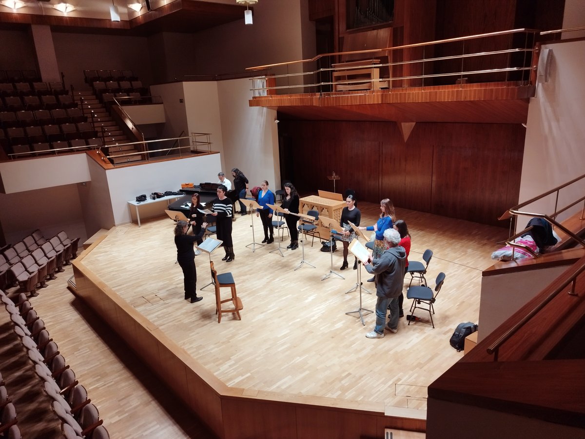📸 Os dejamos algunas fotos de uno de los ensayos para el concierto de mañana, «Compositoras en Ensemble». Este concierto presenta un panorama de la producción musical para ensemble de voces femeninas, con música de 8 compositoras del siglo XIX al XXI.