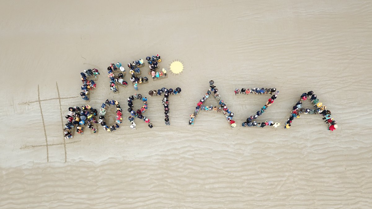 At Douarnenez, more than 200 people gathered to show their support for Mortaza Behboudi!  Thank you to everyone who came and to <a href="/LeTelegramme/">Le Télégramme</a> and <a href="/DimitriLhours/">Dimitri L'hours</a> for being so kind to spread the message. 
#freemortaza
letelegramme.fr/finistere/doua…