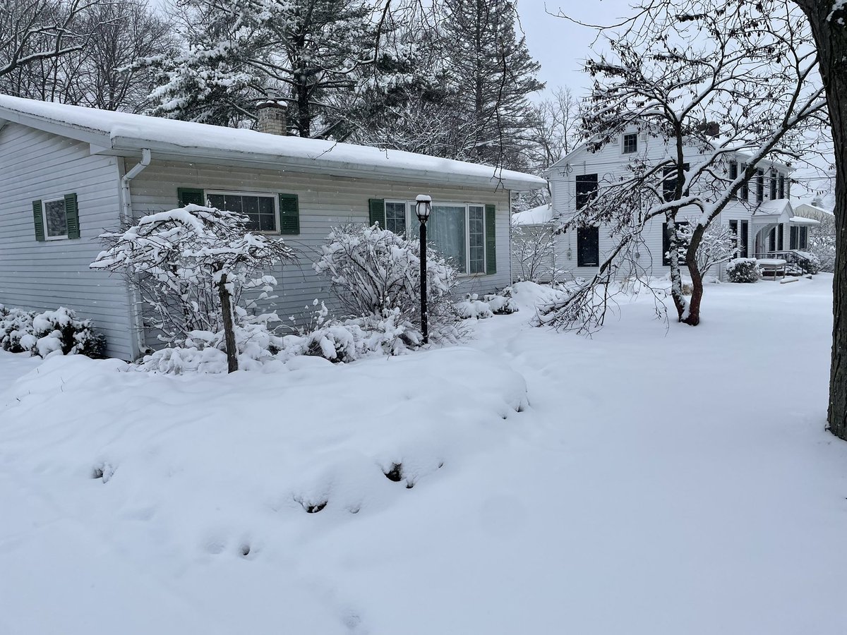 IVMiles's tweet photo. March snow in Michigan. #Midwest #BestWest https://t.co/j0VcG4zfPh
