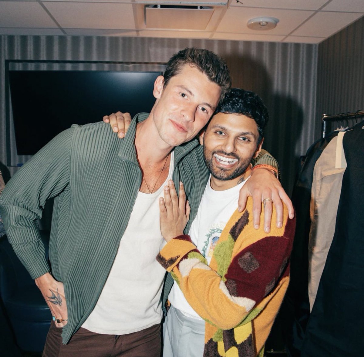 shawn mendes updates 🌤 on Twitter "📸 Shawn Mendes with friend Jay