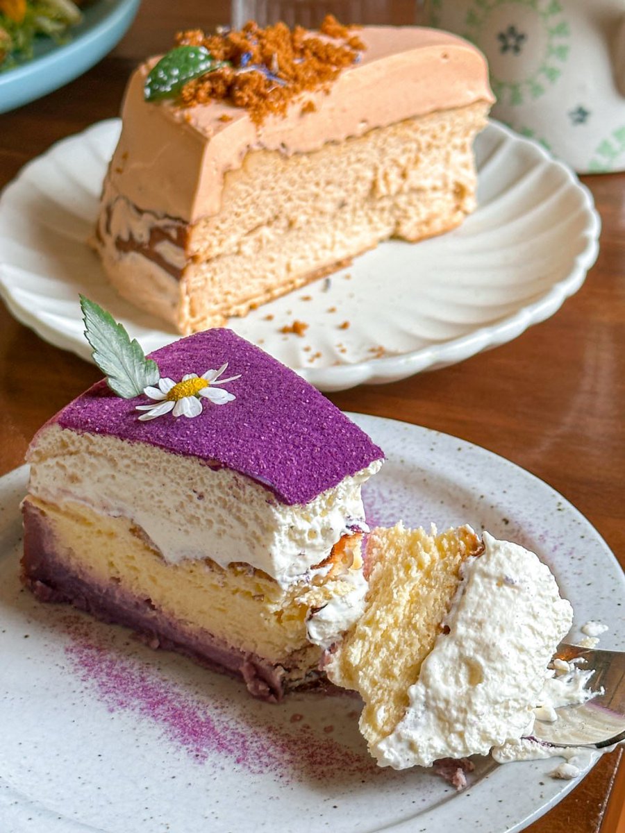 jnsxkce's tweet photo. If there’s a cake in front of you, then you shouldn’t look any further for joy!🍰 #cakes https://t.co/CoTtascwSI