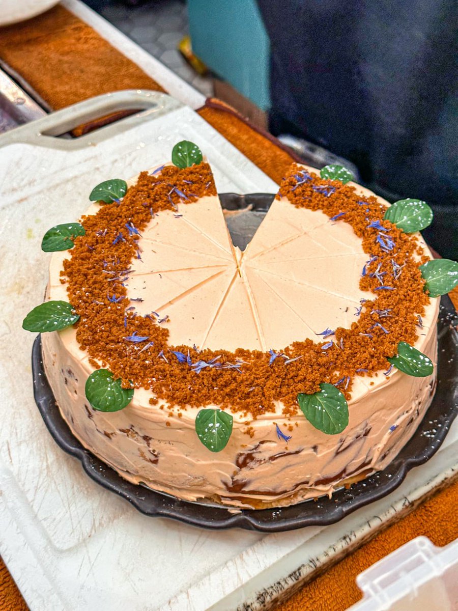 jnsxkce's tweet photo. If there’s a cake in front of you, then you shouldn’t look any further for joy!🍰 #cakes https://t.co/CoTtascwSI
