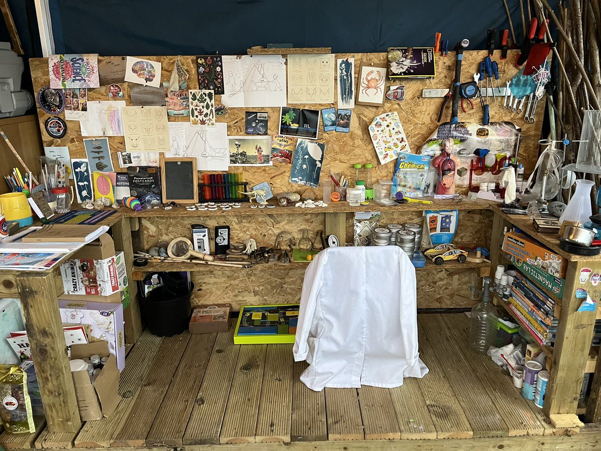 EdadventuresM's tweet image. Marthy’s #sciencelab is back in action &amp;amp; it’s been busy this afternoon, we’ve even had lots of #explosions from #letsdoscience #MarvellousMarthy. I’ve been dumping my @camp_curiosity stuff on it for months so she’s super😃 to have it back, naughty Mummy 😂💚 🧪 @ScienceWeekUK