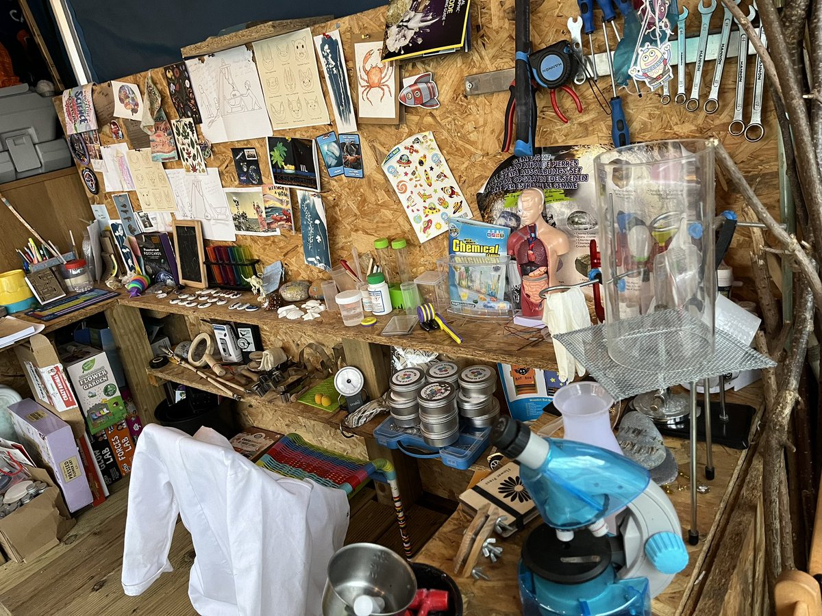 EdadventuresM's tweet image. Marthy’s #sciencelab is back in action &amp;amp; it’s been busy this afternoon, we’ve even had lots of #explosions from #letsdoscience #MarvellousMarthy. I’ve been dumping my @camp_curiosity stuff on it for months so she’s super😃 to have it back, naughty Mummy 😂💚 🧪 @ScienceWeekUK