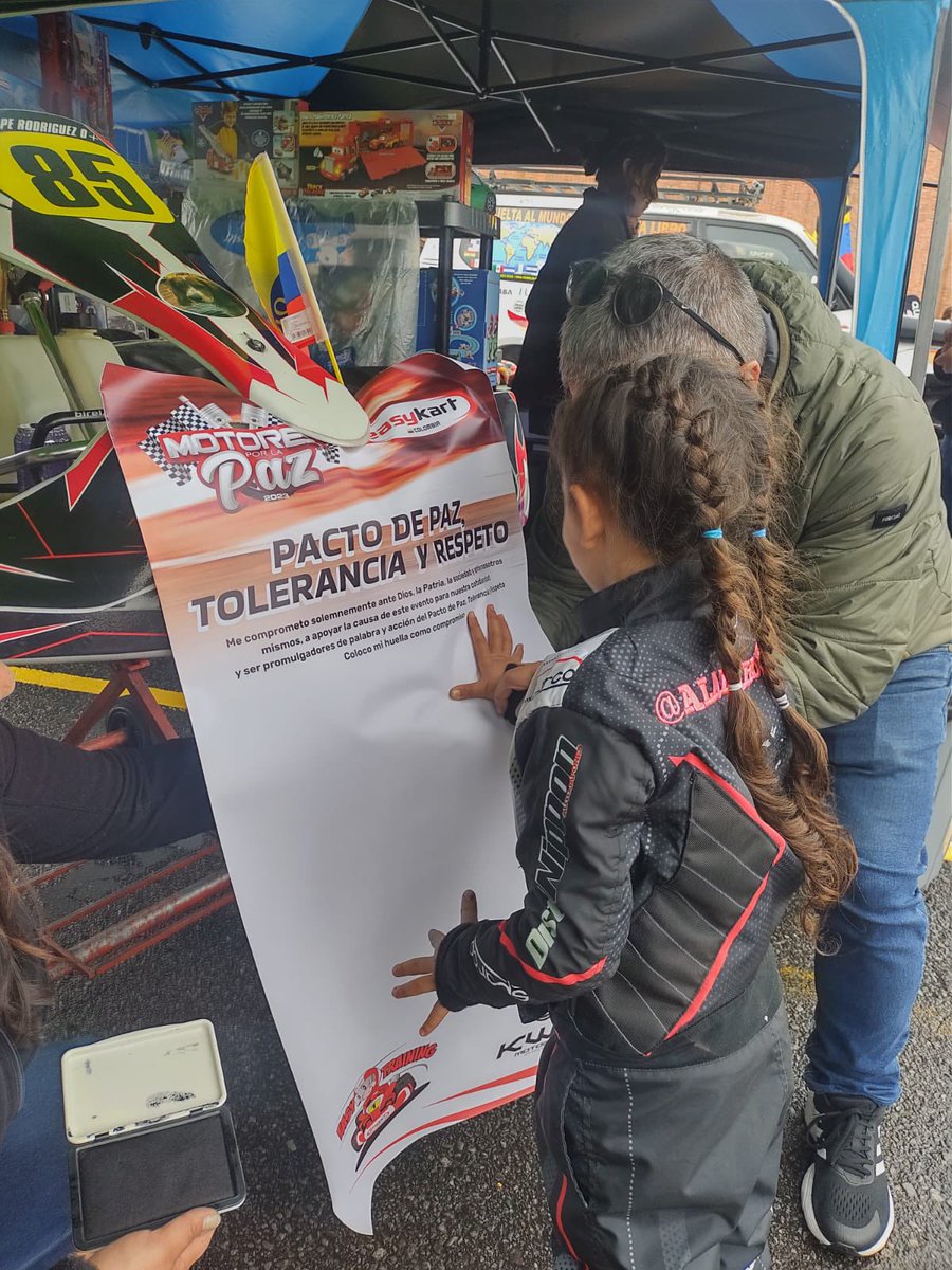 En #MotoresPorLaPaz los niños y niñas también hacen un pacto por la paz junto a <a href="/easykartcol/">Easykart Colombia</a> 👦🏻🧑🏽‍🦱👧🏻

Todos firmamos en un compromiso para ser responsables en las vías.